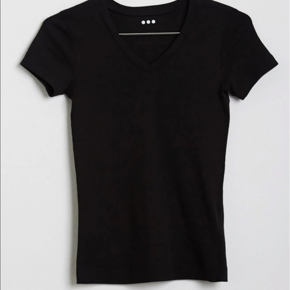 THREE DOTS Essential Heritage Knit V-Neck Tee